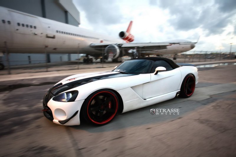 Dodge Viper SRT-10 Roadster на дисках Strasse Wheels