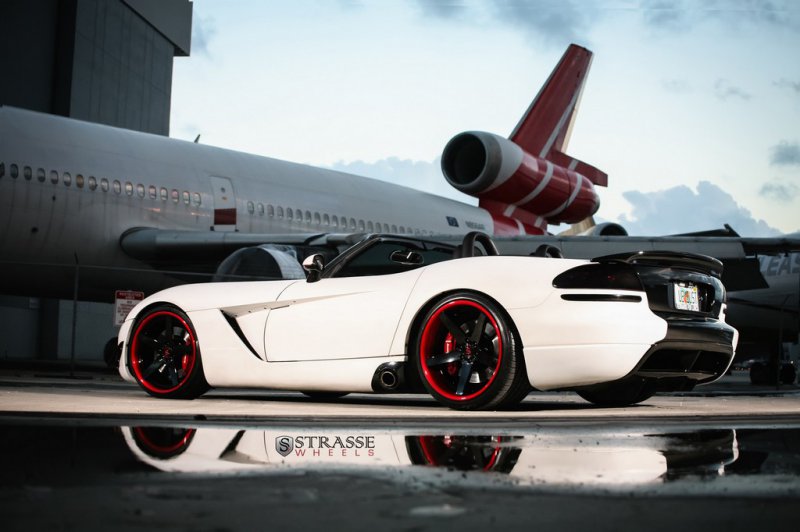 Dodge Viper SRT-10 Roadster на дисках Strasse Wheels