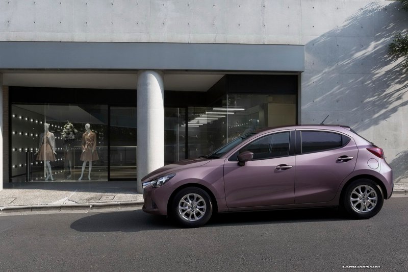 Компактный хэтчбек Mazda2 сменил поколение