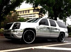 Хромовый GMC Yukon Denali от Metro Wrapz на дисках Forgiato