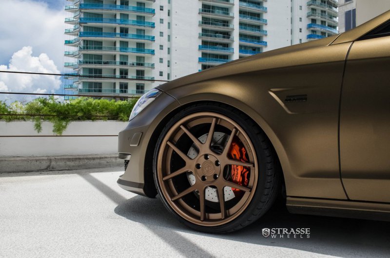 Матовый золотой Mercedes CLS63 AMG на дисках Strasse Wheels