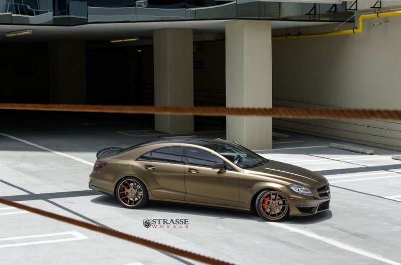 Матовый золотой Mercedes CLS63 AMG на дисках Strasse Wheels