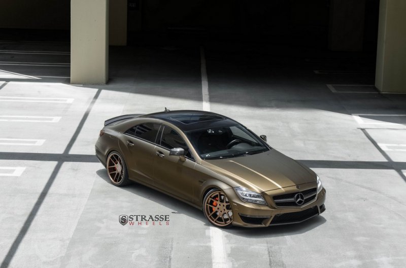 Матовый золотой Mercedes CLS63 AMG на дисках Strasse Wheels