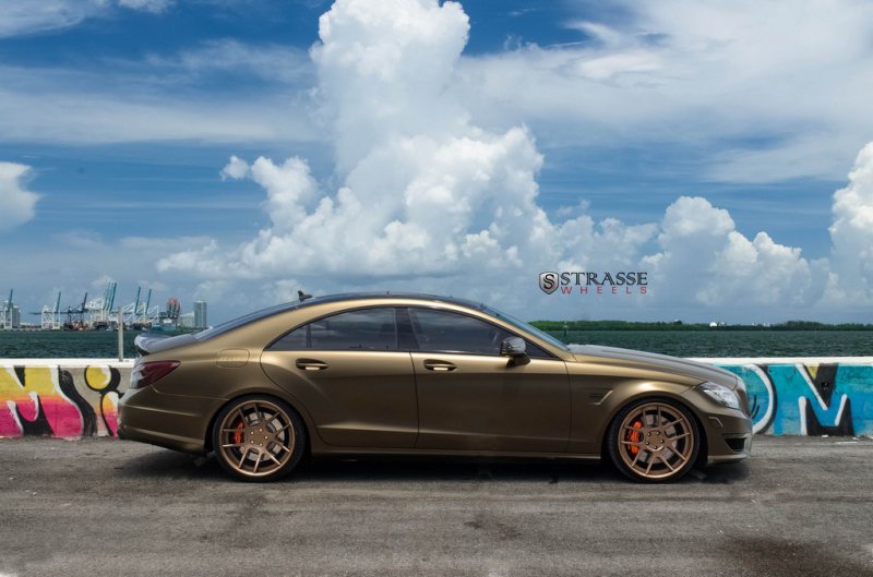 Матовый золотой Mercedes CLS63 AMG на дисках Strasse Wheels