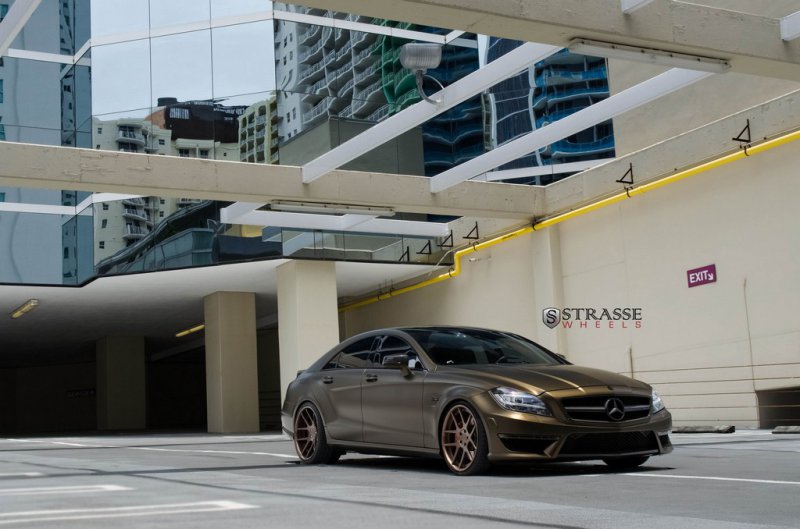 Матовый золотой Mercedes CLS63 AMG на дисках Strasse Wheels