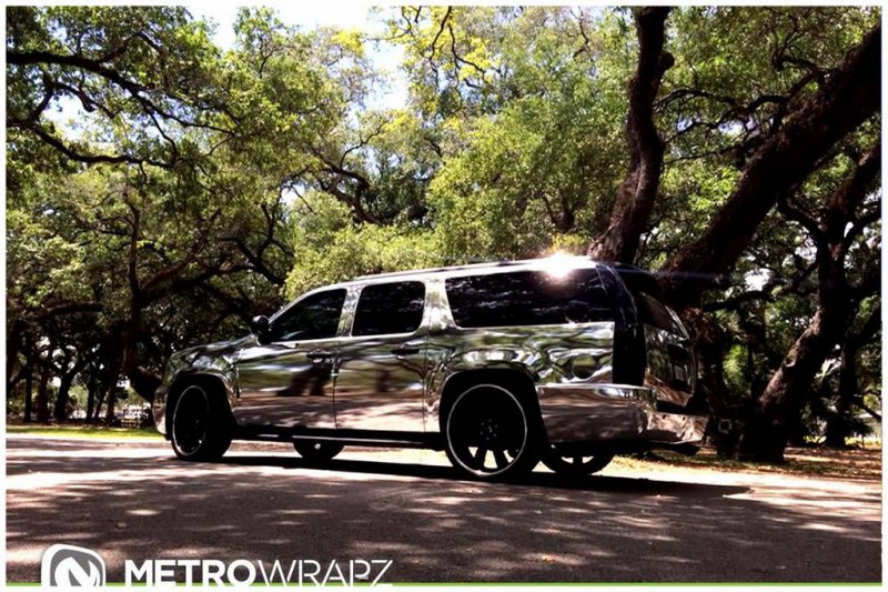 Хромовый GMC Yukon Denali от Metro Wrapz на дисках Forgiato