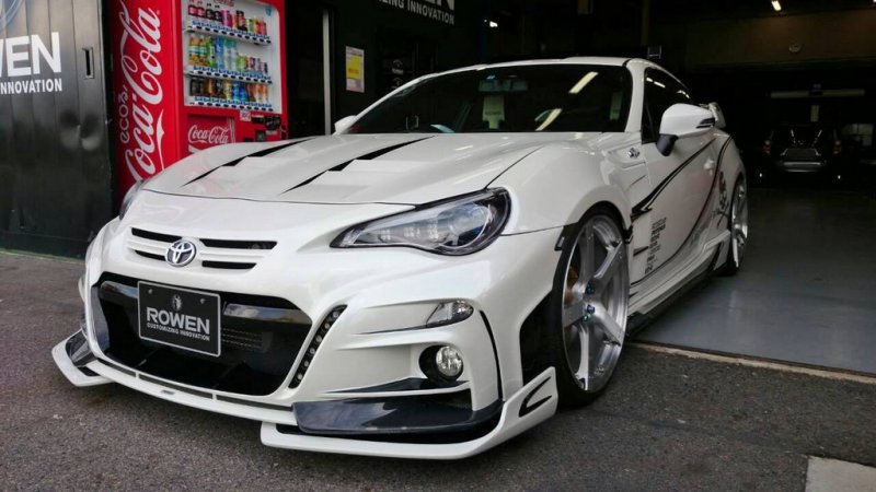 Toyota GT86 в агрессивном обвесе Rowen International