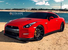 700-сильный Nissan GT-R Alpha 7 на дисках Strasse Wheels