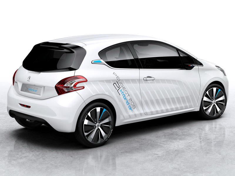 В Париже покажут «воздушный» гибрид Peugeot 208 HYbrid Air 2L