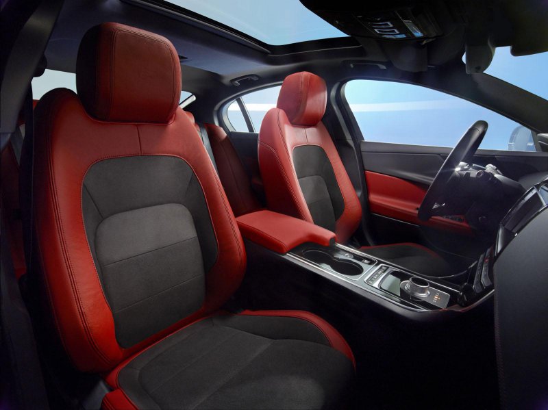 В модельном ряду Jaguar появился компактный седан XE
