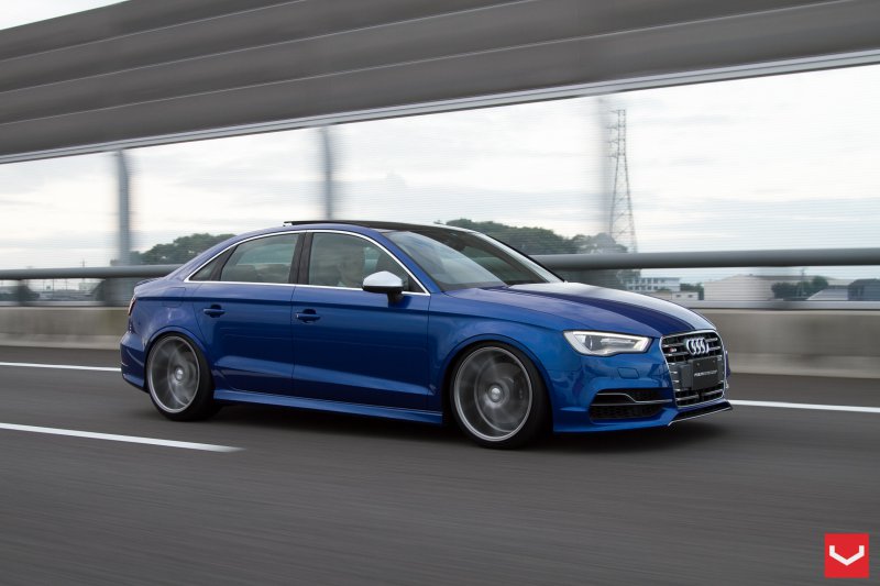 Заниженный Audi S3 Sedan на 20-дюймовых дисках Vossen Wheels