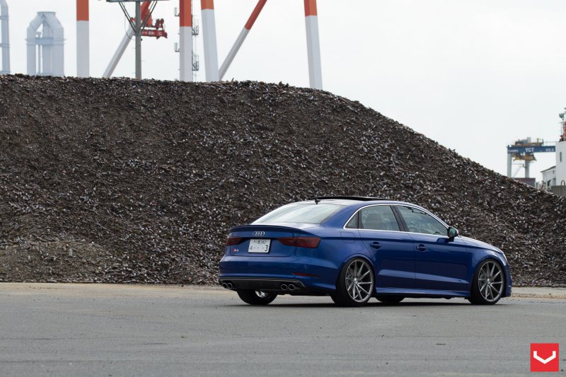 Заниженный Audi S3 Sedan на 20-дюймовых дисках Vossen Wheels