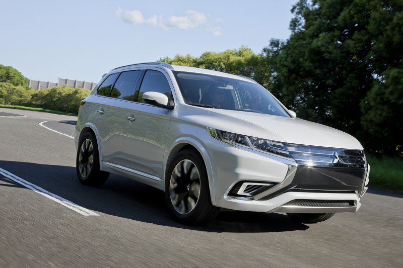 Mitsubishi привезет в Париж Outlander PHEV Concept S