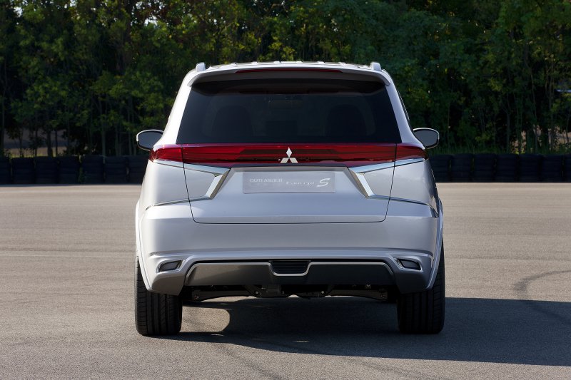 Mitsubishi привезет в Париж Outlander PHEV Concept S