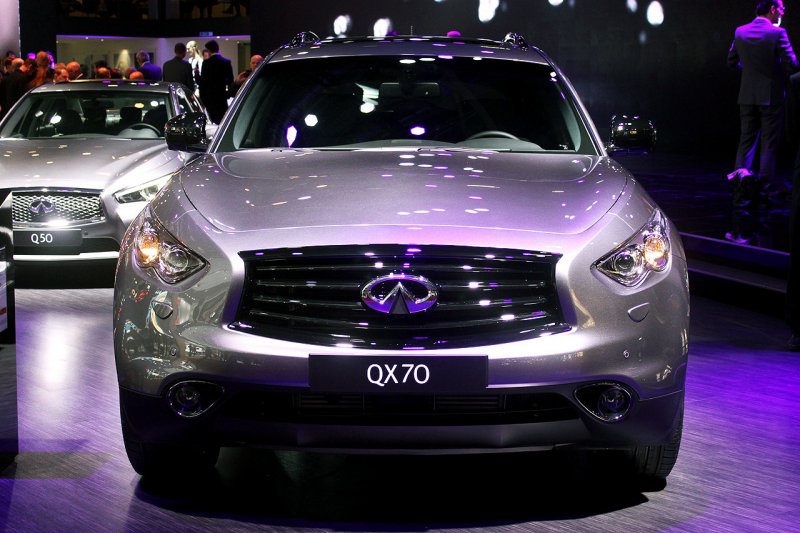 Париж 2014I: Infiniti QX70 оснастили стильным пакетом S Design