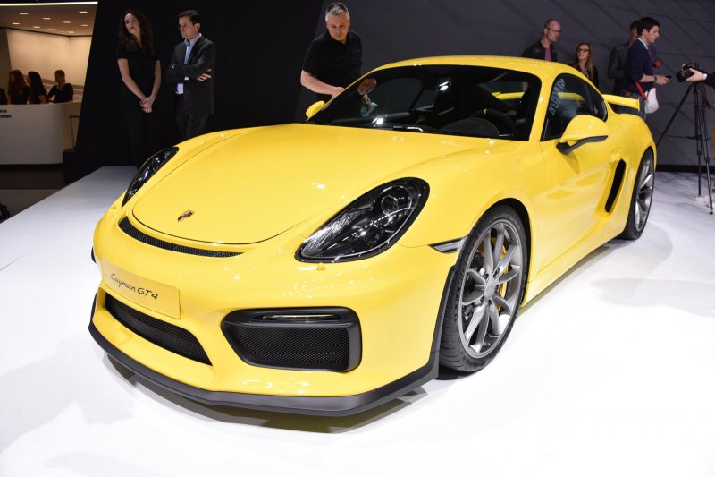 Porsche представил в Женеве Cayman GT4