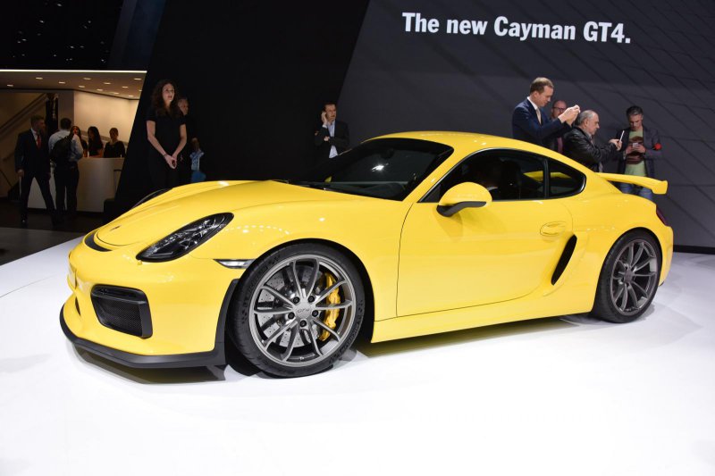 Porsche представил в Женеве Cayman GT4