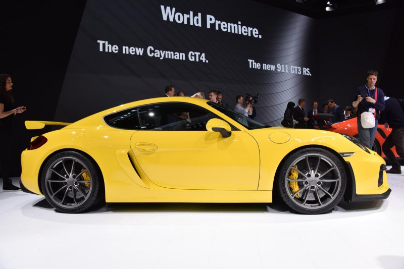 Porsche представил в Женеве Cayman GT4