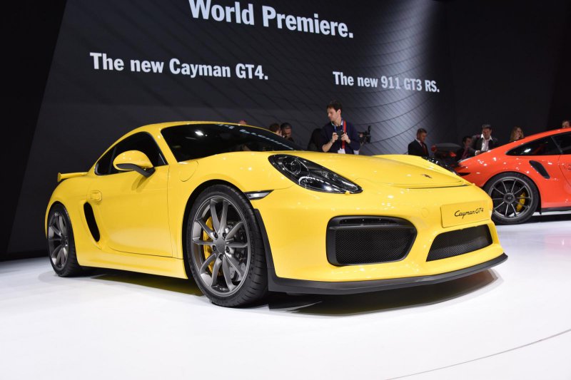 Porsche представил в Женеве Cayman GT4