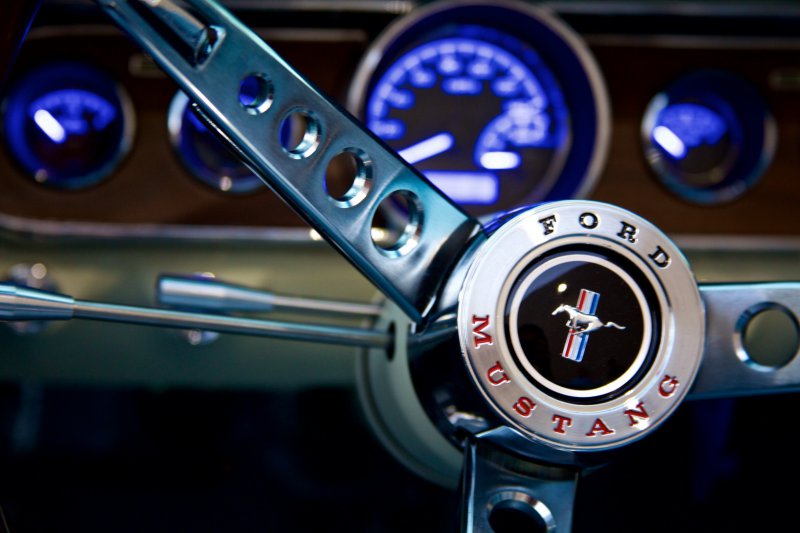 Классический Ford Mustang в исполнении от Revology Cars