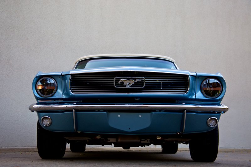 Классический Ford Mustang в исполнении от Revology Cars