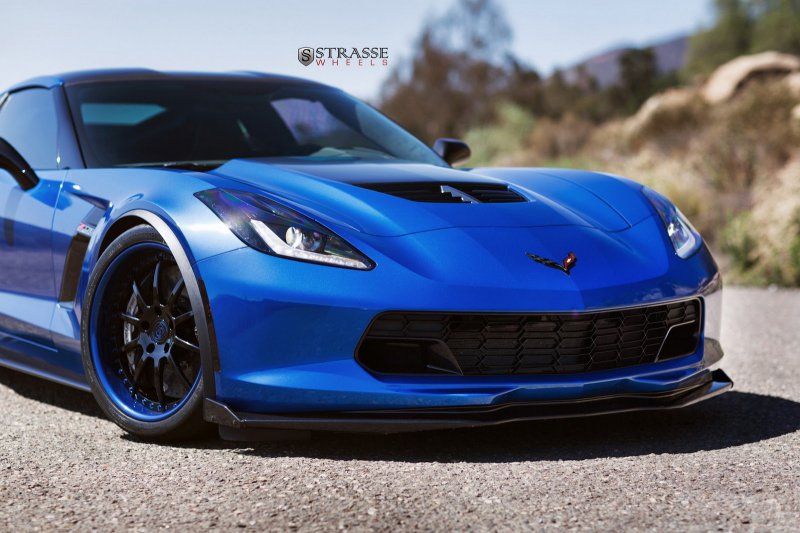 Уникальный Chevrolet Corvette C7 Z06 на дисках Strasse Wheels