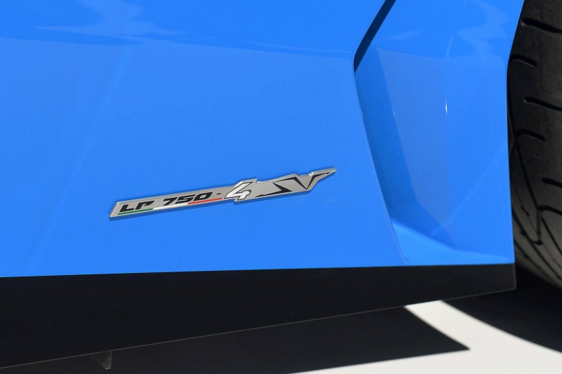 Lamborghini представил «заряженный» Aventador LP750-4 SV Roadster