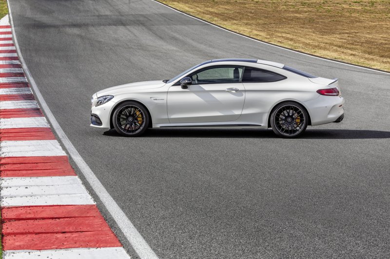 Mercedes-Benz рассекретил «заряженное» купе AMG C 63