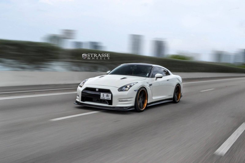 Nissan GT-R в тюнинге Alpha Performance и Strasse Wheels