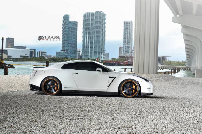 Nissan GT-R в тюнинге Alpha Performance и Strasse Wheels