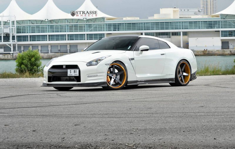 Nissan GT-R в тюнинге Alpha Performance и Strasse Wheels