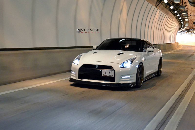 Nissan GT-R в тюнинге Alpha Performance и Strasse Wheels