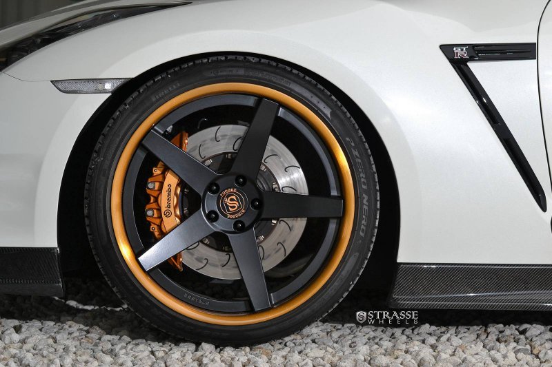 Nissan GT-R в тюнинге Alpha Performance и Strasse Wheels