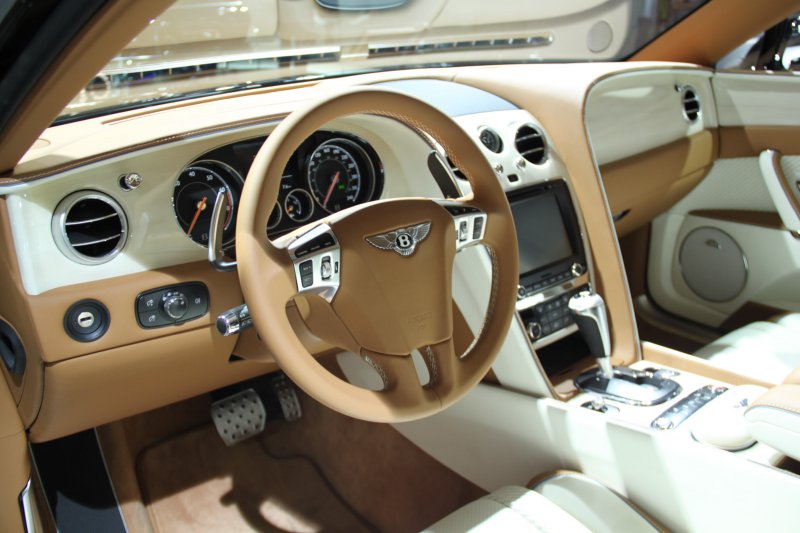 Франкфурт 2015: Bentley Flying Spur от Startech