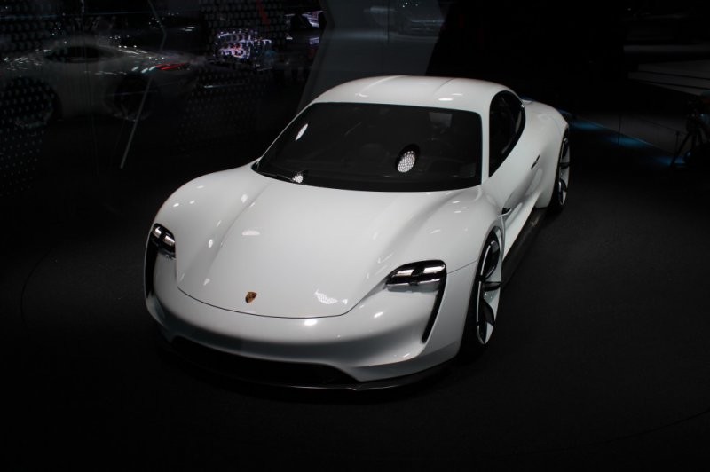 Франкфурт 2015: Porsche показал концепт Mission E