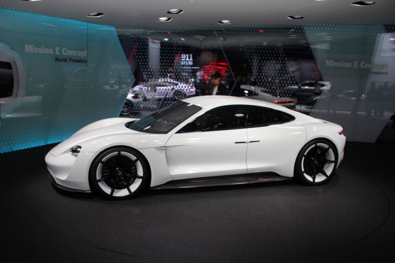 Франкфурт 2015: Porsche показал концепт Mission E