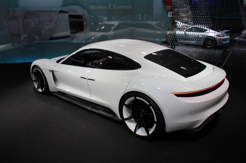 Франкфурт 2015: Porsche показал концепт Mission E