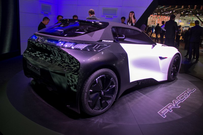 Франкфурт 2015: Peugeot представил концепт-кар Fractal