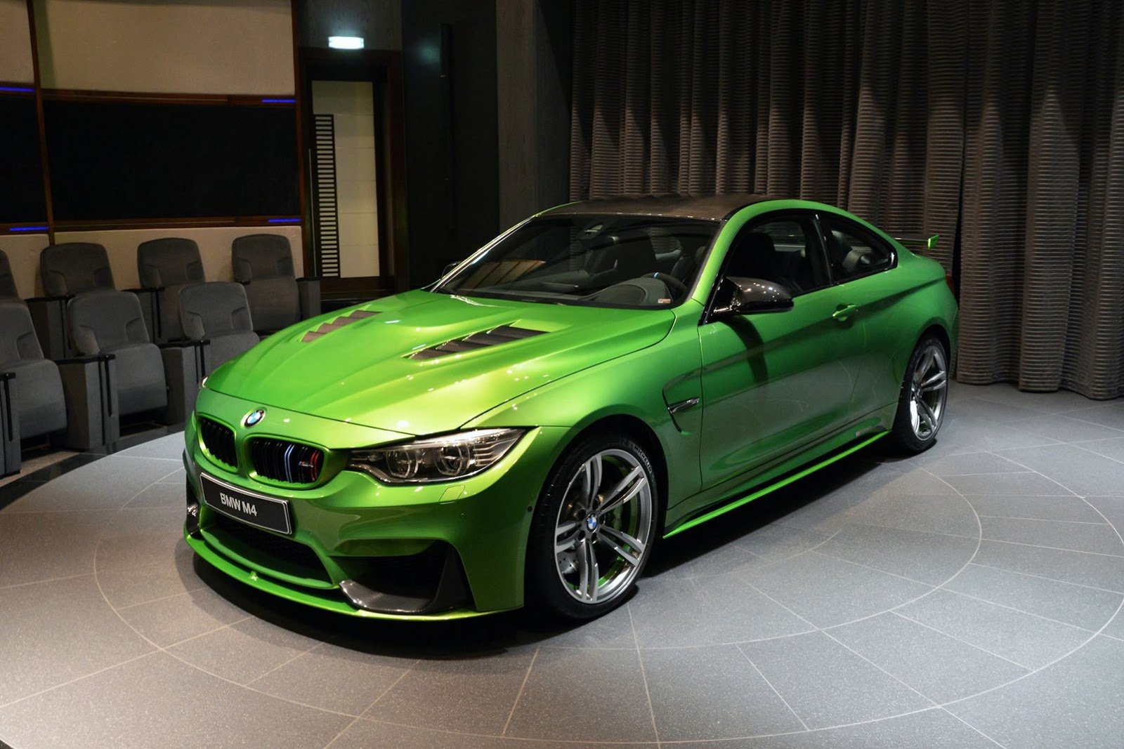 BMW m4 темно зеленая