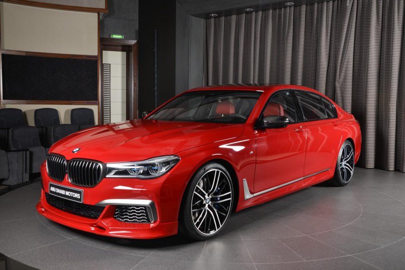 Автосалон в Абу-Даби выставил оригинальный BMW M760Li