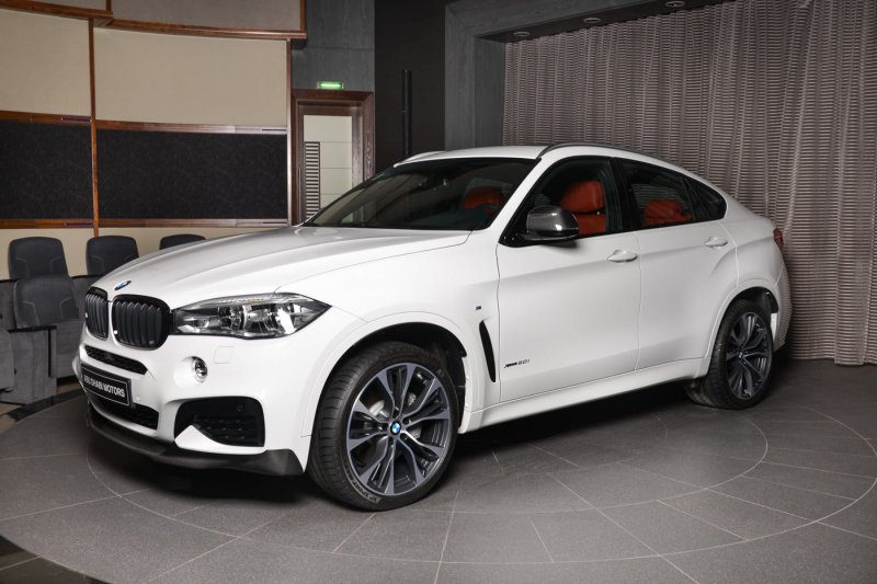 Белый BMW X6 в тюнинге от M Performance