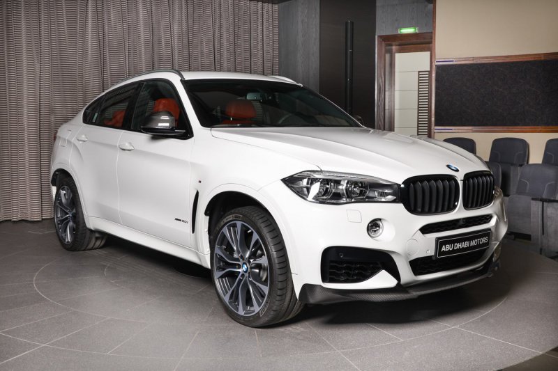 Белый BMW X6 в тюнинге от M Performance