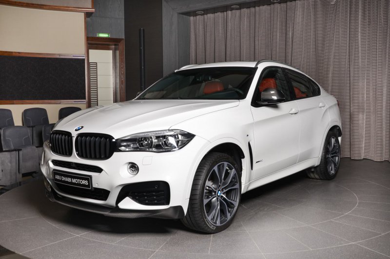 Белый BMW X6 в тюнинге от M Performance