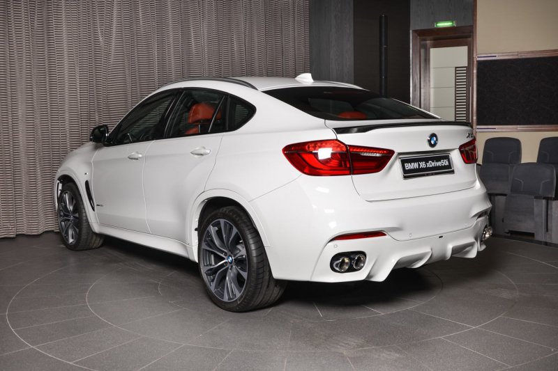 Белый BMW X6 в тюнинге от M Performance