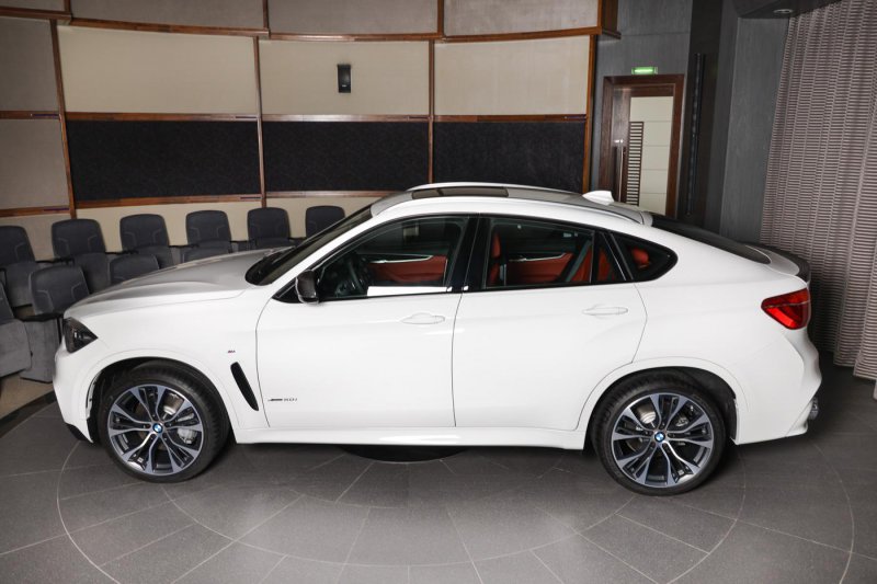 Белый BMW X6 в тюнинге от M Performance