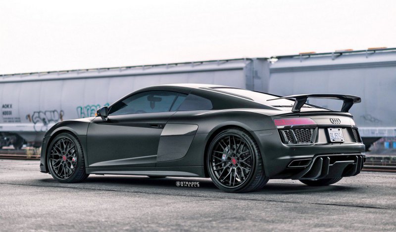 Audi R8 V10 Plus с кастомным обвесом на дисках Strasse Wheels