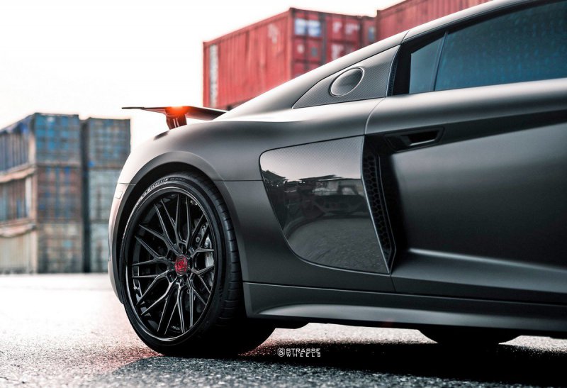 Audi R8 V10 Plus с кастомным обвесом на дисках Strasse Wheels