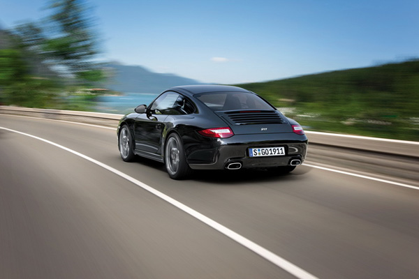 Porsche готовится к премьере 911 Black Edition