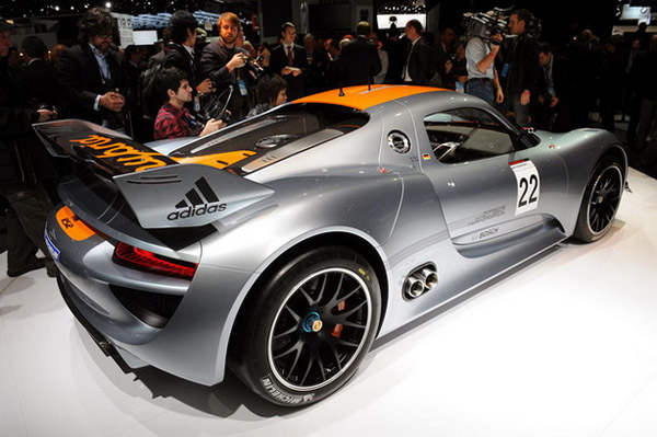 Porsche тестирует свою новинку 918 RSR