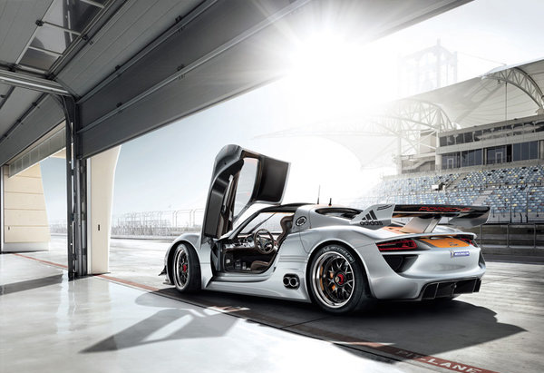 Porsche тестирует свою новинку 918 RSR